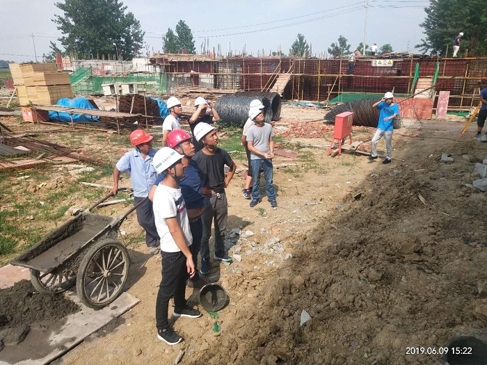 1560756552449682.jpg 執(zhí)行項目經(jīng)理李恩懷帶隊到張寨鎮(zhèn)污水處理廠檢查指導(dǎo).jpg