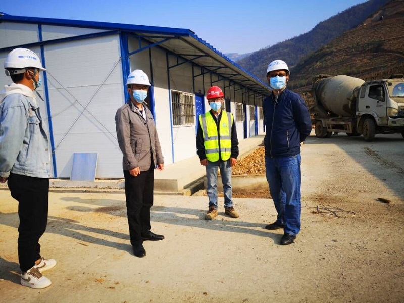 鄭宇一行檢查項(xiàng)目部駐地建設(shè)情況.jpg