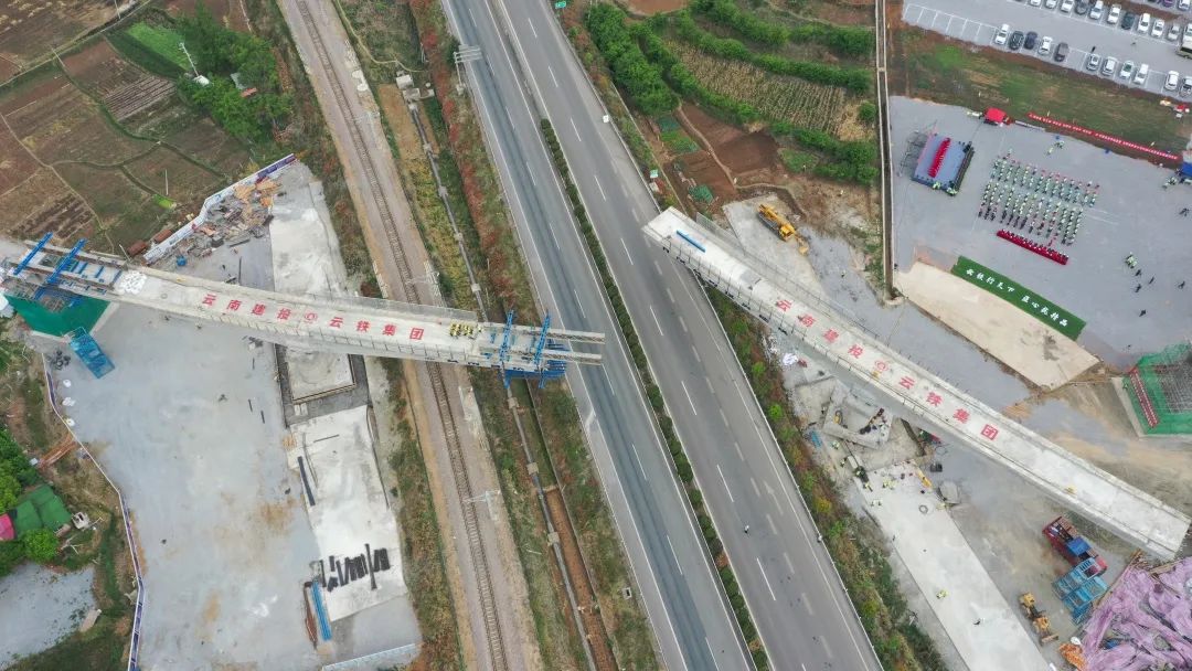 2022-04-18-國內(nèi)首座！祥云財(cái)富工業(yè)園區(qū)鐵路專用線茨坪村特大橋轉(zhuǎn)體成功（21號墩轉(zhuǎn)體中）.jpg