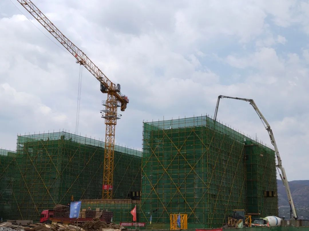 1650594531599180.jpg 2022-04-18-巧家四中項目主體全面封頂.jpg