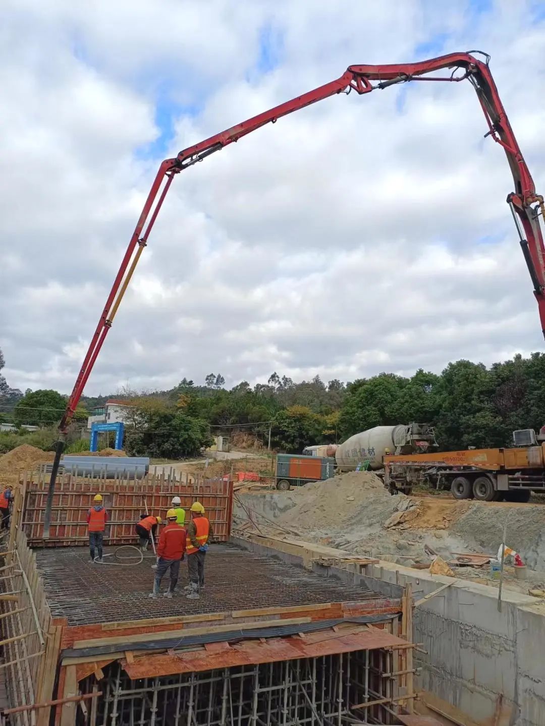 2023-1-18-菱溪水庫中化應(yīng)急備用管道下穿杭深線竹嶺特大橋框架涵主體完工.jpg